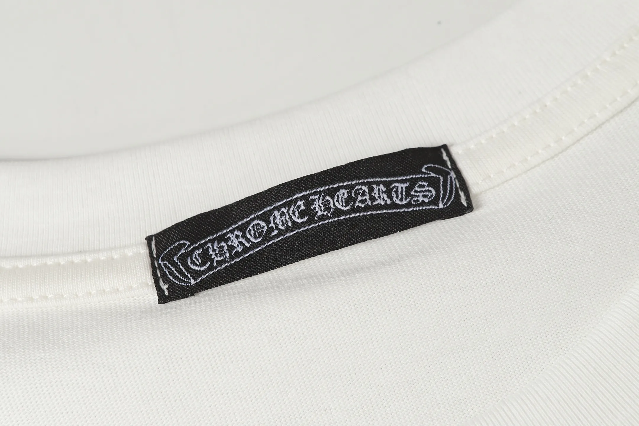 P170 Model 2210 280g heavy double yarn -Chrome Hearts/Chrome Heart Cross✝️Skin embroidered short-sleeved T-shirt -High weight, high density and high quality. The wool is soft, delicate and skin-friendly. It feels soft and silky. It has excellent warmth and skin-friendly properties. -Customized weaving and dyeing, no color difference. No matter the fabric or workmanship details, it beats the ordinary version on the market. -Colour: black white -Size: S M L XL